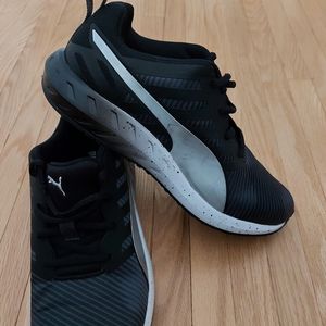 Ladies Puma Runners Size 39/ 8.5